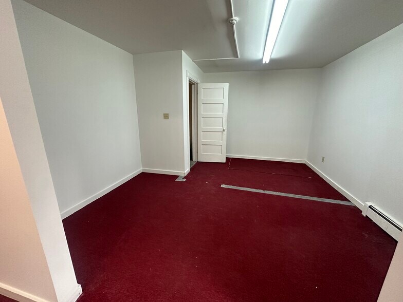 More Photos Of 18 Woods Corner Rd, East Setauket Freestanding For Lease