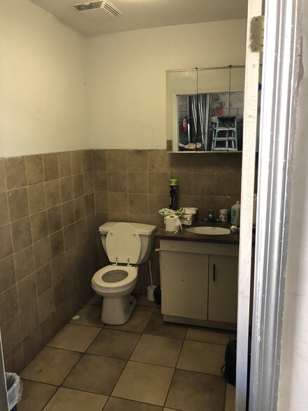 More Photos Of 24-24 49th St, Astoria Warehouse For Lease