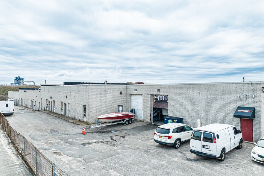 More Photos Of 49 E Industry Ct, Deer Park Warehouse For Lease