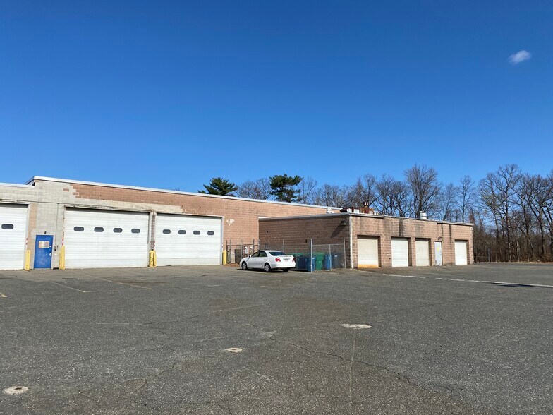 More Photos Of 570 Cottage St, Springfield Warehouse For Lease