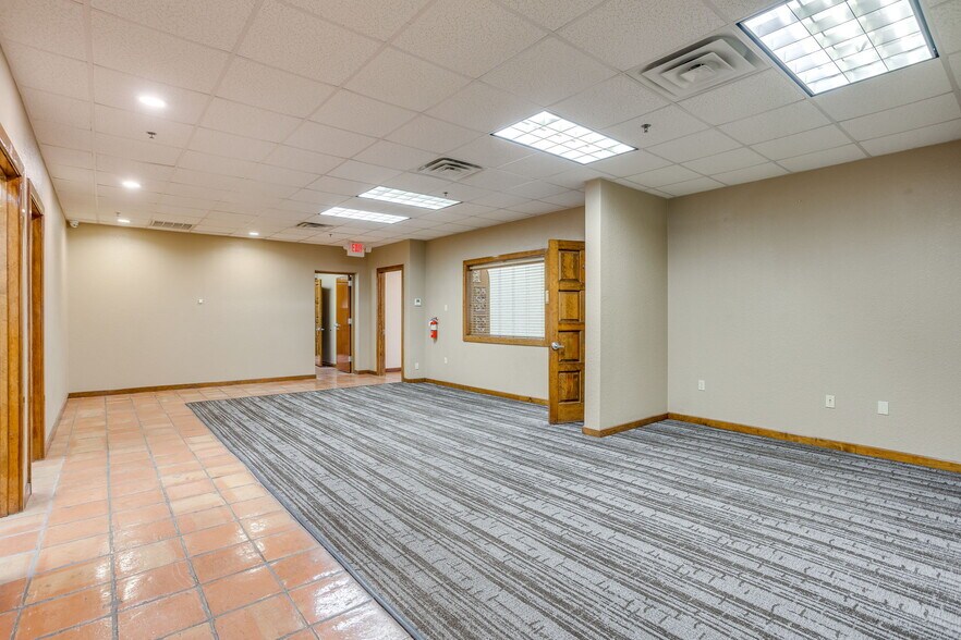 More Photos Of 3500 Noble Ave, Fort Worth Flex For Lease