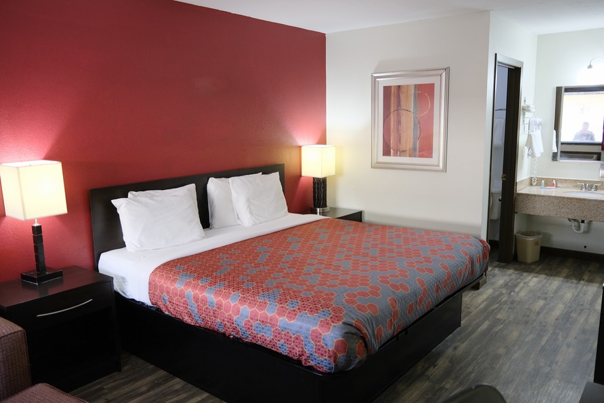 More Photos Of 2137 E Lincoln Way, Wooster Hotel For Sale