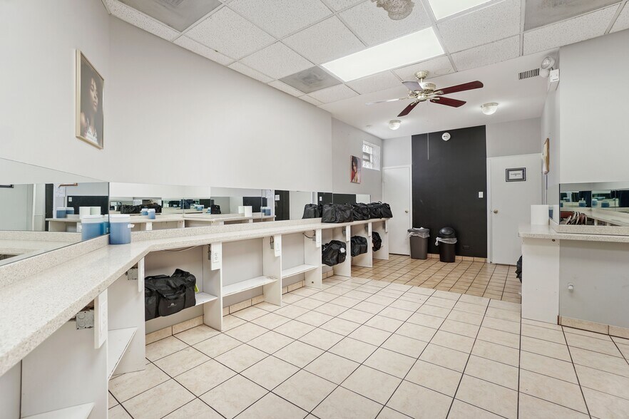 More Photos Of 8057 N Milwaukee Ave, Niles General Retail For Sale