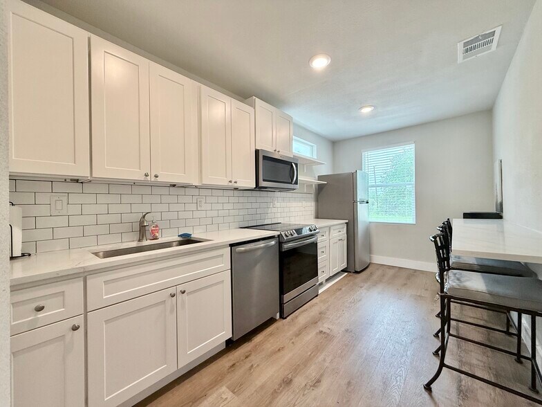 More Photos Of 300 Carmel Creekside Dr, Hutto Warehouse For Sale
