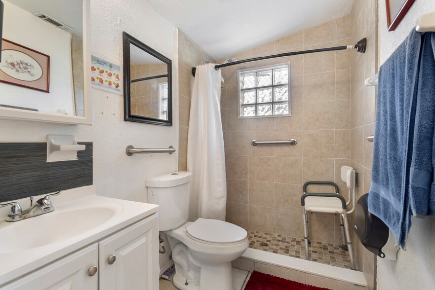 More Photos Of 613 Forest Hills Dr, Brandon Assisted Living For Lease