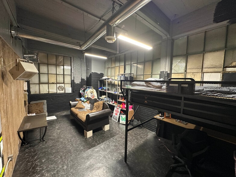 More Photos Of 2600-2604 W Fond Du Lac Ave, Milwaukee Manufacturing For Sale