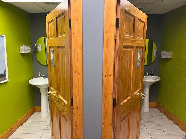 More Photos Of 2303 Charles St, Rockford Loft Creative Space For Sale