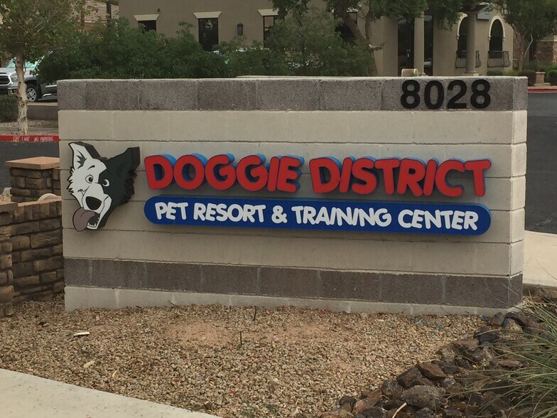 More Photos Of 8028 W Thunderbird Rd, Peoria Veterinarian Kennel For Lease