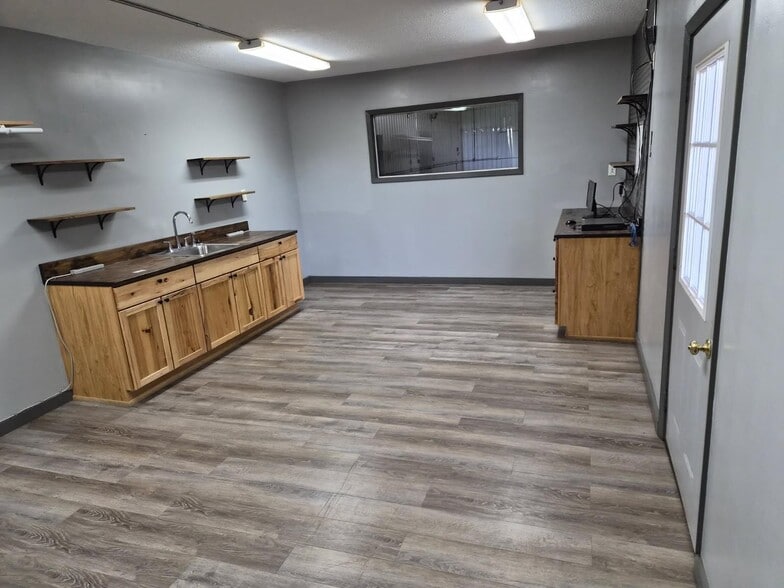 More Photos Of 710 10th St NE, Milaca Warehouse For Sale