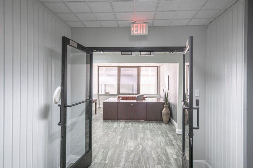 More Photos Of 125 W Missouri Ave, Midland Office For Sale