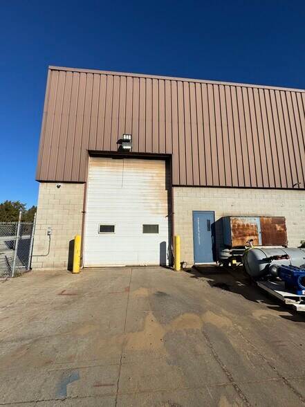 More Photos Of 1130 Wellington St, Chatham-Kent Distribution For Lease