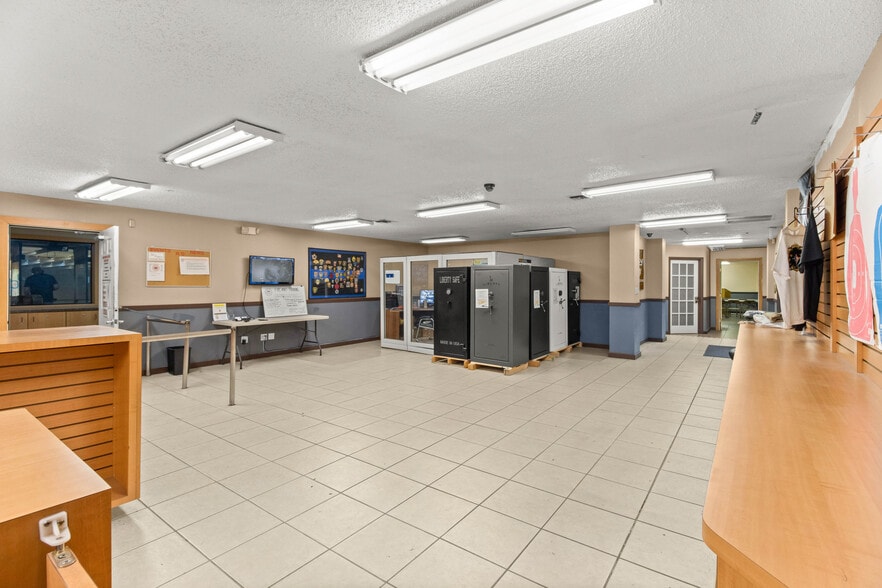 More Photos Of 1031 NE 16th St, Ocala Manufacturing For Lease