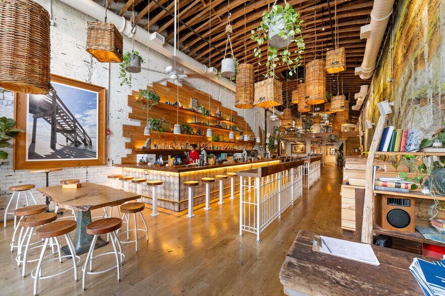 More Photos Of 304 King St, Charleston General Retail For Sale