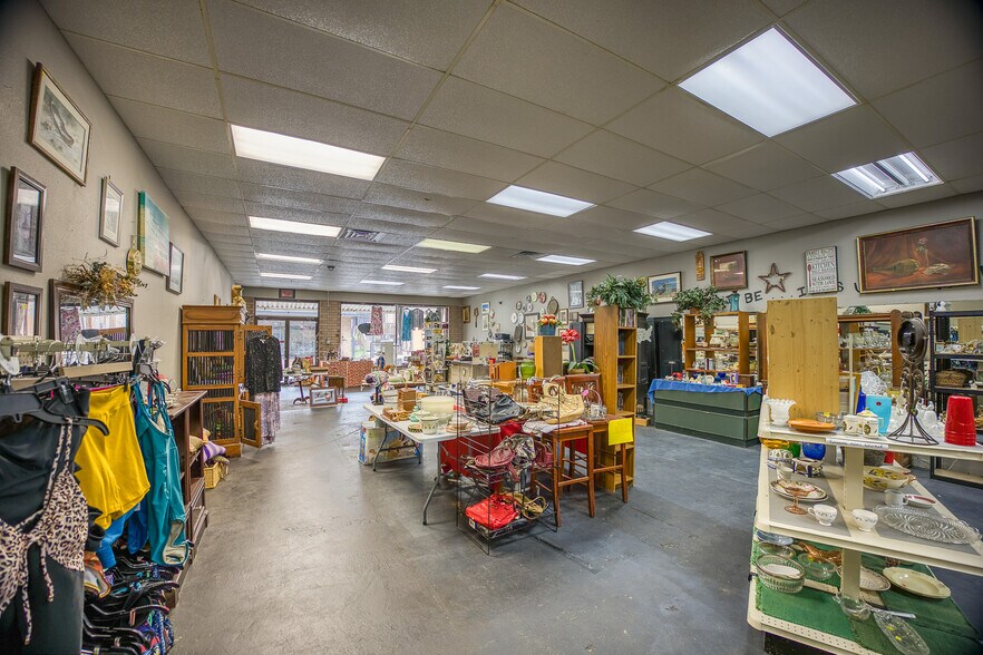 More Photos Of 307 E Goliad Ave, Crockett Storefront For Sale