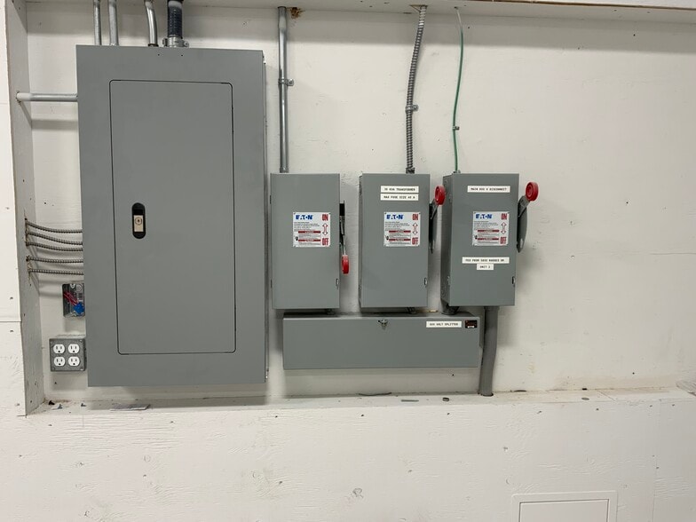 More Photos Of 5800 Rhodes Dr, Windsor Warehouse For Lease