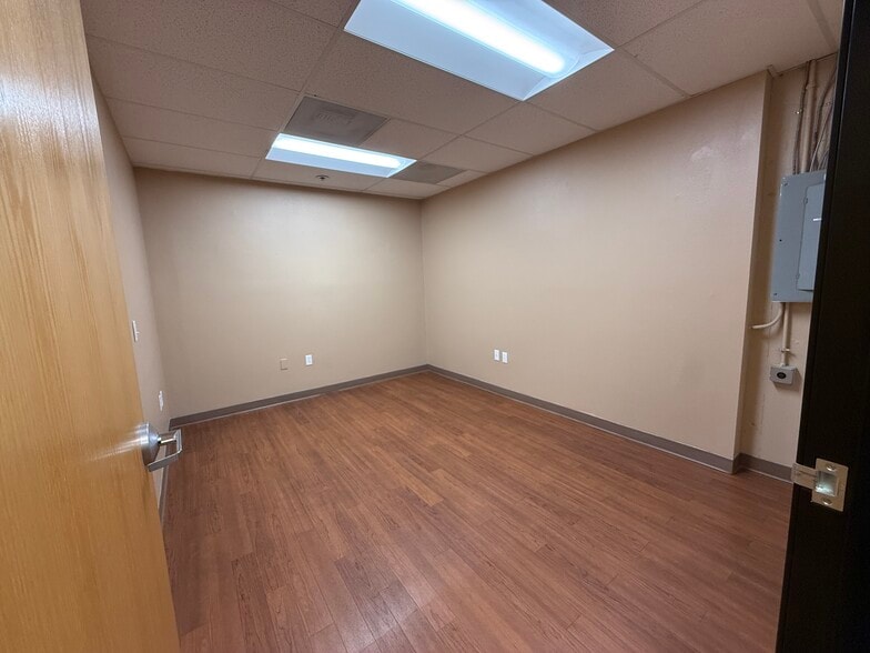 More Photos Of 5293 NE Elam Young Pky, Hillsboro Showroom For Sale