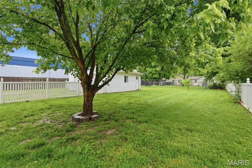 More Photos Of 5912 N Belt W, Belleville Flex For Sale