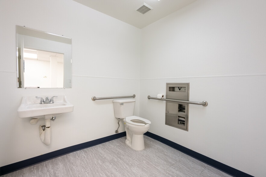 More Photos Of 16810-16816 Bernardo Center Dr, San Diego Medical For Lease