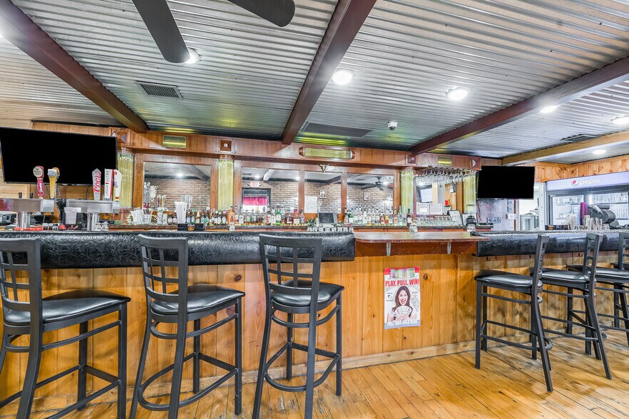 More Photos Of 617 S Washington St, New Paris Bar For Sale
