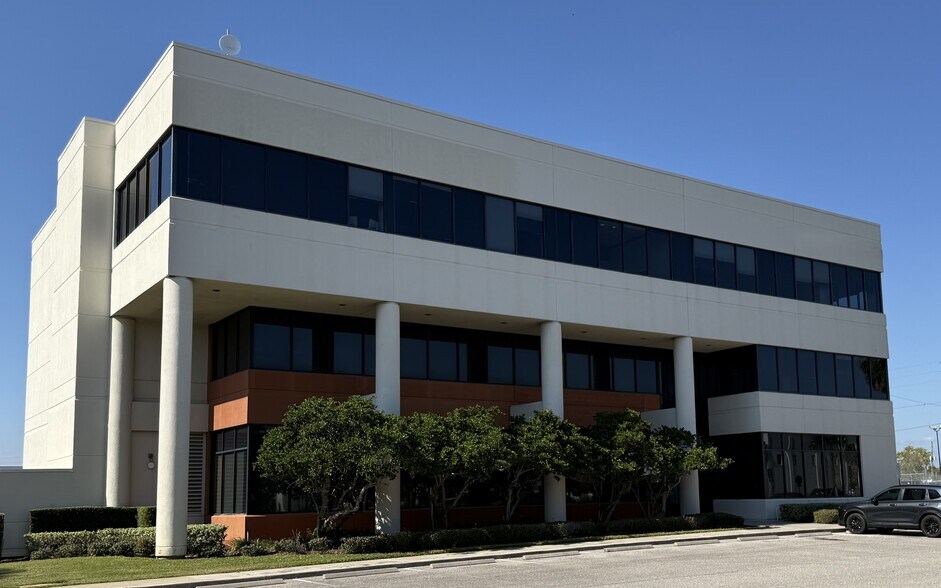 More Photos Of 100 W Stuart Ave, Lake Wales Office For Lease