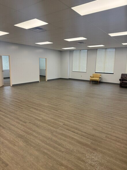 More Photos Of 5650 Bardstown Rd, Louisville Office For Lease