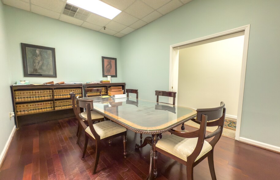 More Photos Of 111 E Main St, Salem Office Residential For Lease