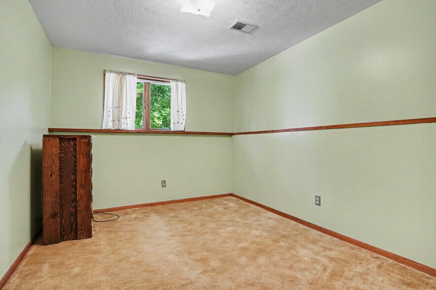 More Photos Of 4250 Herr Fieldhouse Rd, Southington Veterinarian Kennel For Sale
