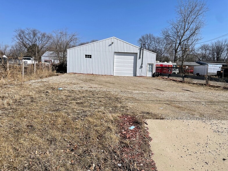 Primary Photo Of 650 W Terra Cotta Ave, Crystal Lake Flex For Sale