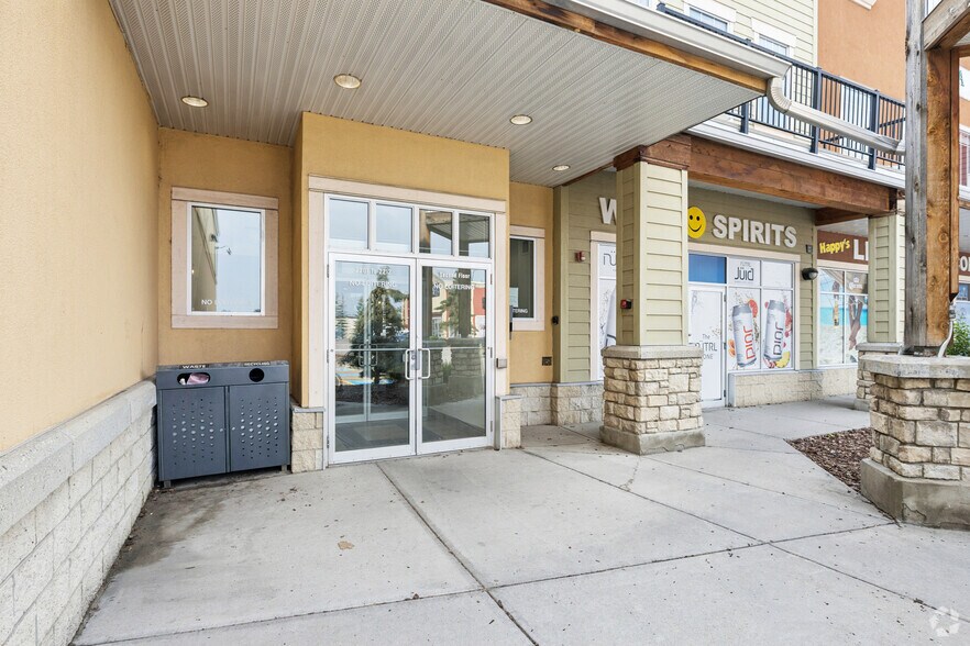 More Photos Of 120 5th Ave W, Cochrane Unknown For Lease