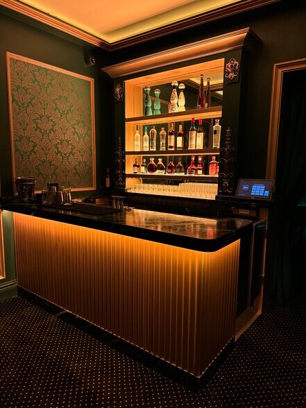 More Photos Of 8947 W Sunset Blvd, West Hollywood Restaurant For Lease