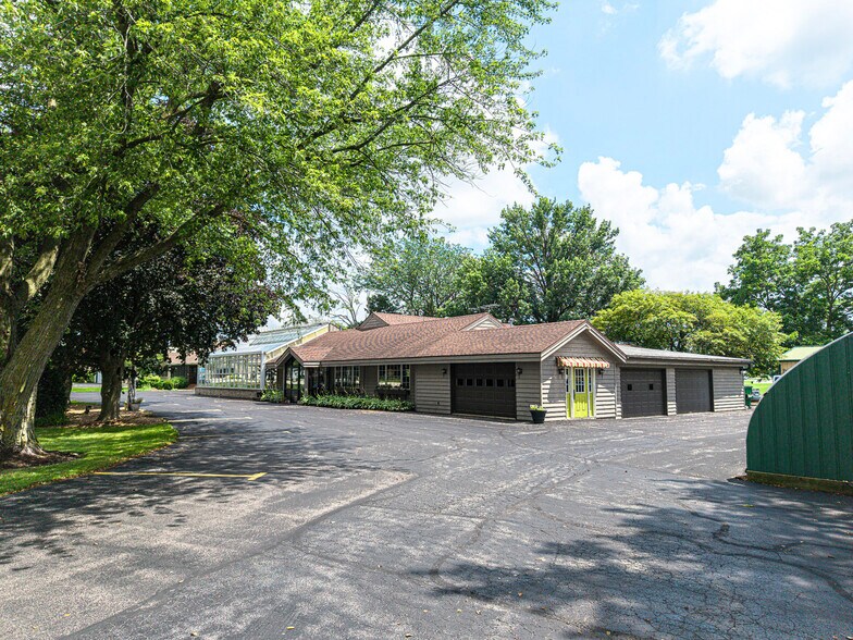 More Photos Of 1126 E State St, Sycamore Storefront Retail Residential For Lease