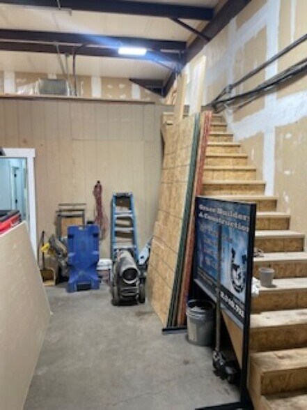 More Photos Of 3241 Franklin Ave, Midland Flex For Lease