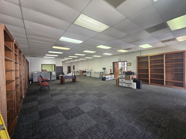 More Photos Of 1261 W Hurst Blvd, Hurst Warehouse For Lease