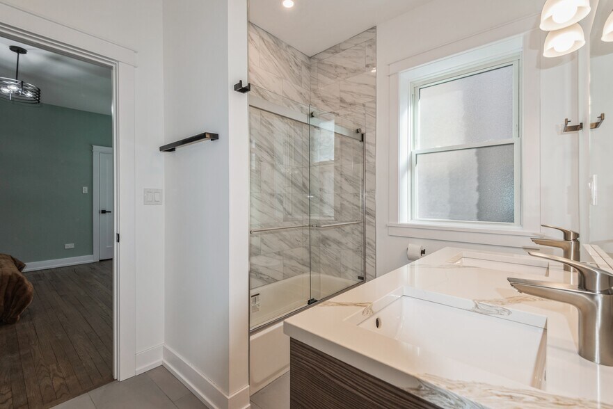 More Photos Of 1535 W Estes Ave, Chicago Multifamily For Sale