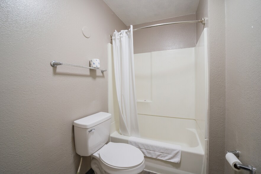 More Photos Of 5522 N Pan Am Expy, San Antonio Hotel For Sale