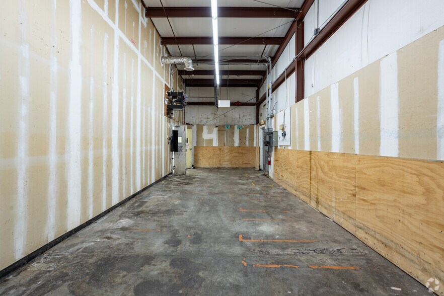 More Photos Of 4072 Glenwood Rd, Decatur Freestanding For Sale