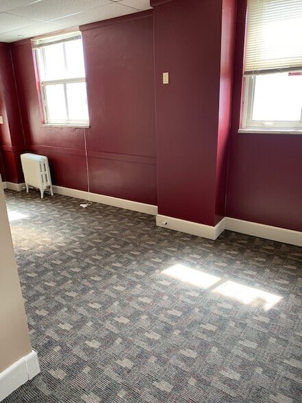 More Photos Of 103 E State St, Mason City Office For Lease