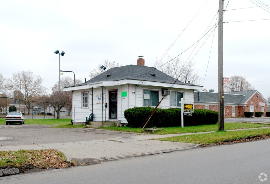 Primary Photo Of 2071 East Ave, Akron Auto Dealership For Sale