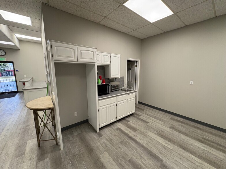 More Photos Of 7450 E 46th St, Tulsa Service For Lease