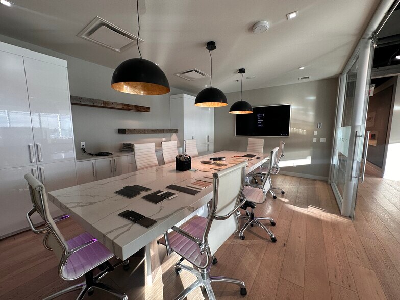 More Photos Of 3223 5 Av NE, Calgary Office For Sale