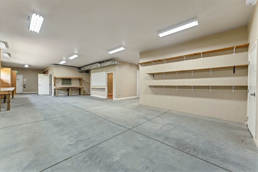 More Photos Of 585 Seacliff Dr, Kingsville Freestanding For Sale