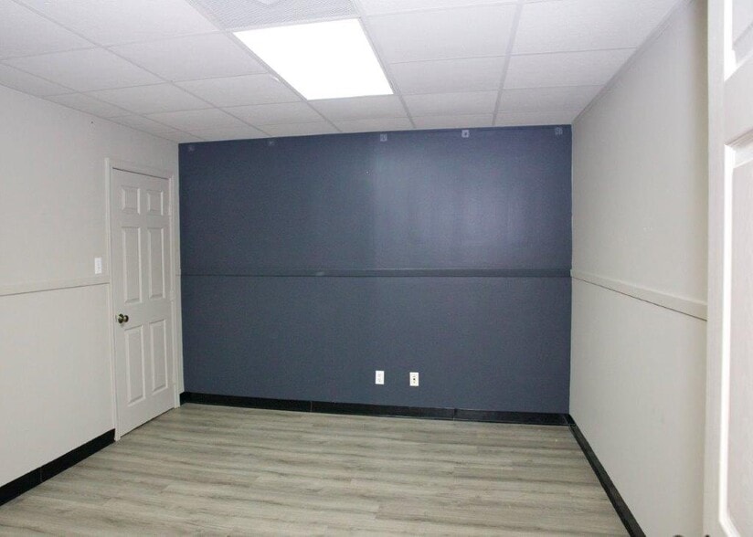 More Photos Of 9818 Whithorn Dr, Houston Office For Sale