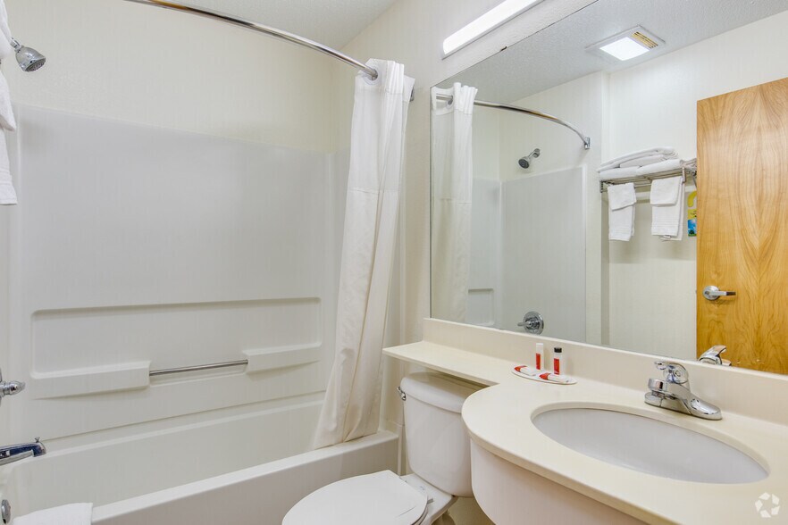 More Photos Of 1420 N Lorraine St, Hutchinson Hotel For Sale