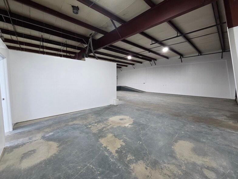 More Photos Of 3359-3399 Hawthorne Ave NE, Salem Warehouse For Lease