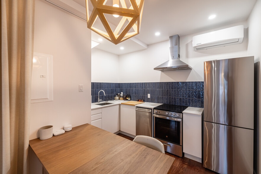 More Photos Of 250 Av Des Pins E, Montréal Storefront Retail Residential For Sale