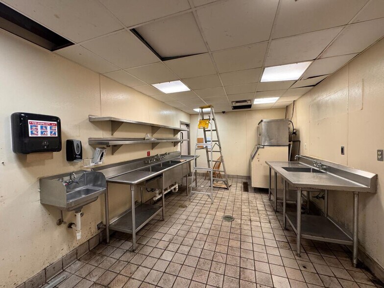 More Photos Of 2949 Dixie Hwy, Hamilton Restaurant For Sale