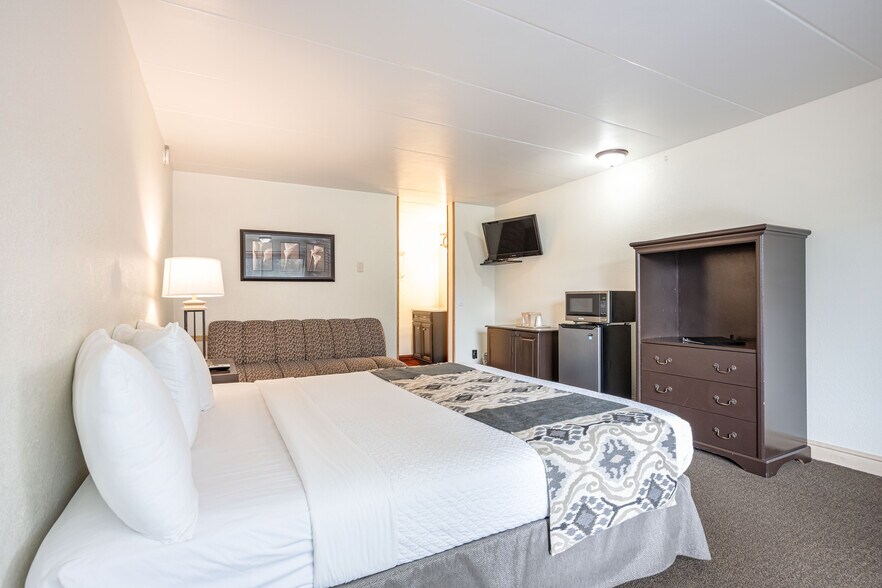 More Photos Of 1116 Broadway, Wisconsin Dells Hotel For Sale