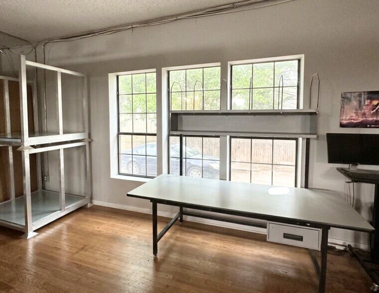 More Photos Of 3013 Joyce Dr, Fort Worth Showroom For Sale