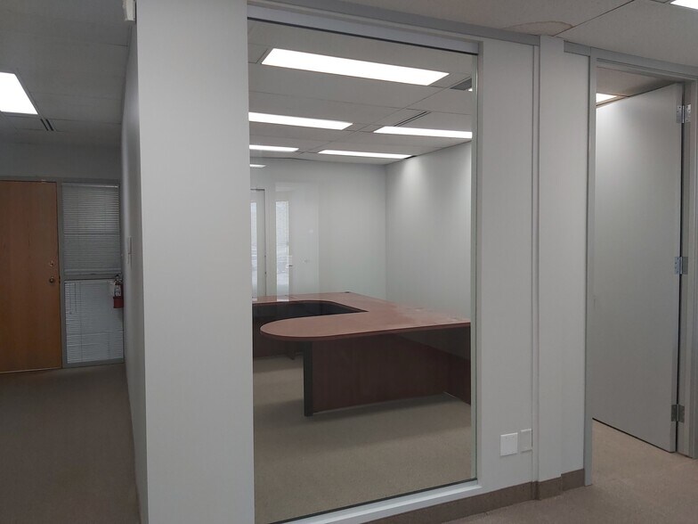 More Photos Of 3015 12th St NE, Calgary Office For Lease