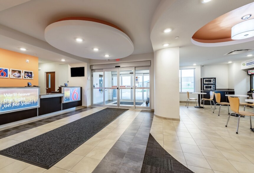 More Photos Of 1731 Premier Dr, Mankato Hotel For Sale